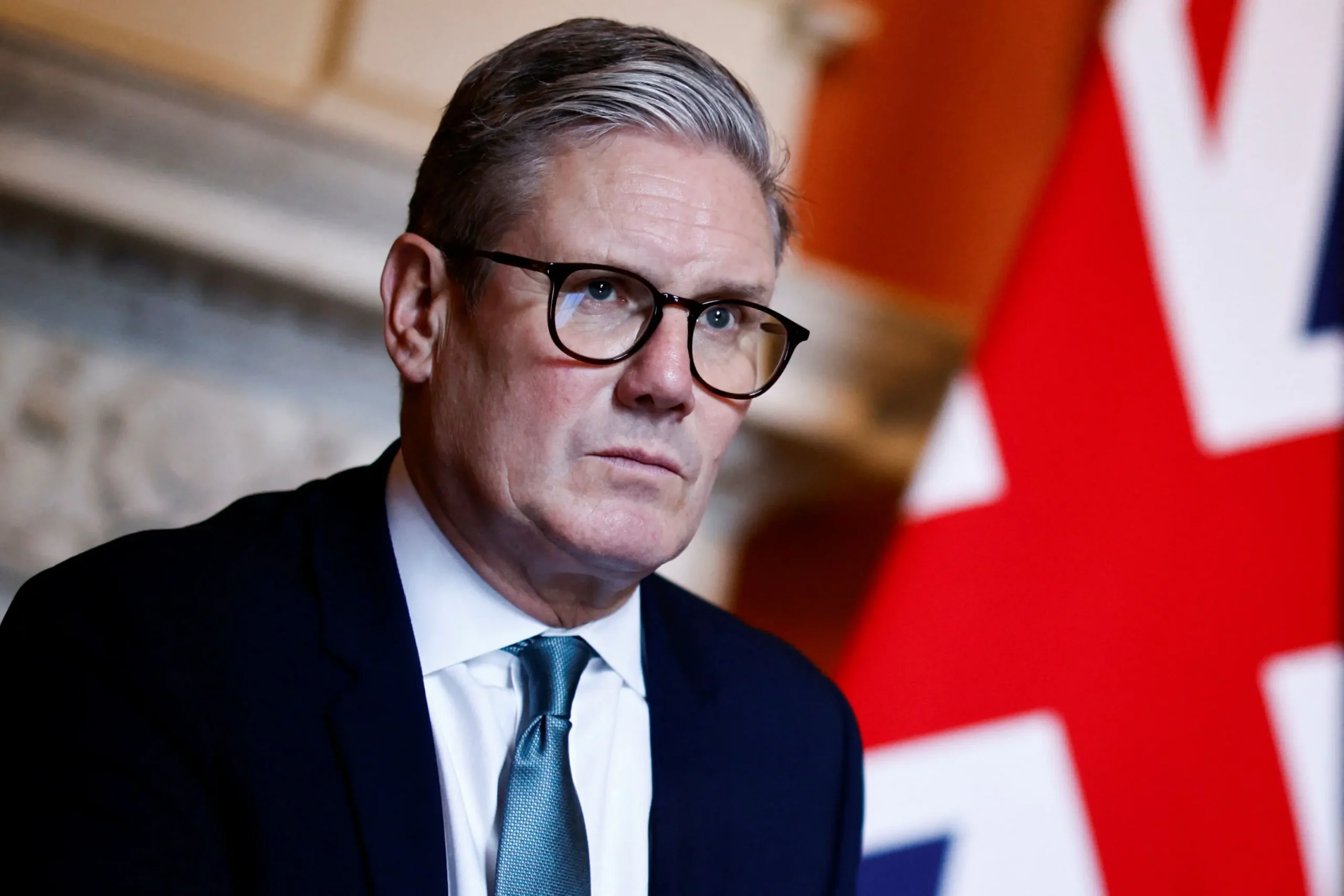 Starmer diz que “continuará governando” e reafirma sua liderança