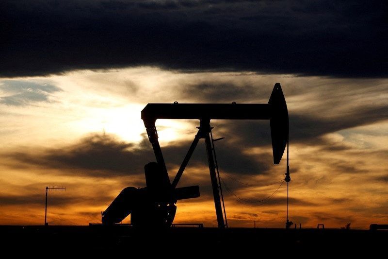 Petróleo fecha em leve alta com preocupações geopolíticas