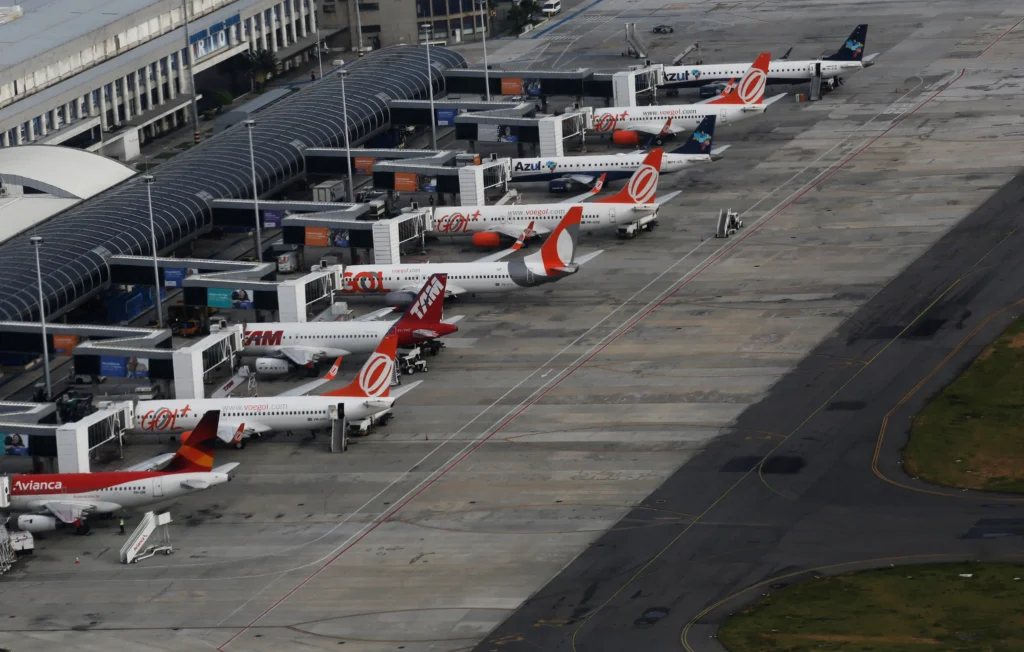 Lucro das aéreas deve cair pela metade com alta do combustível