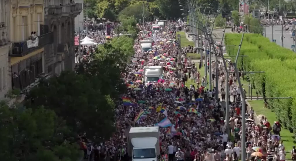 Húngaros participam da primeira Parada LGBT+ em clima de mudança