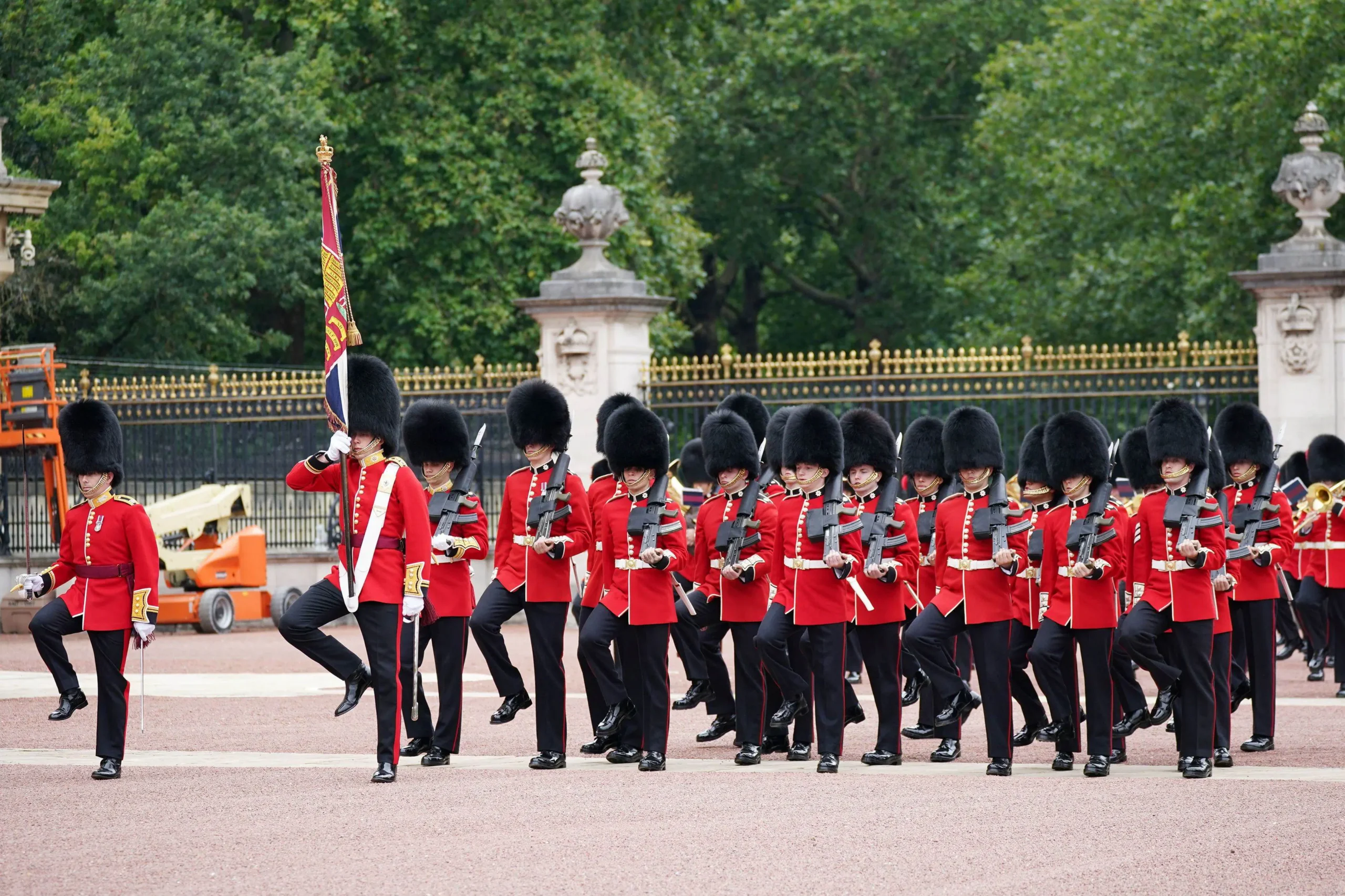 Palácio de Buckingham cancela troca da guarda por calor intenso