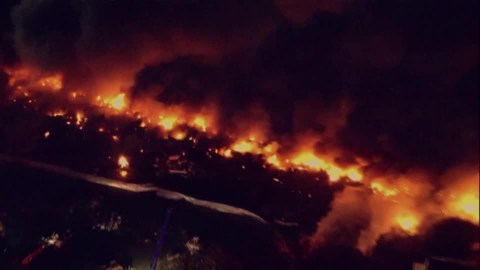 Incêndio atinge armazém nos EUA, gera grande mobilização de bombeiros
