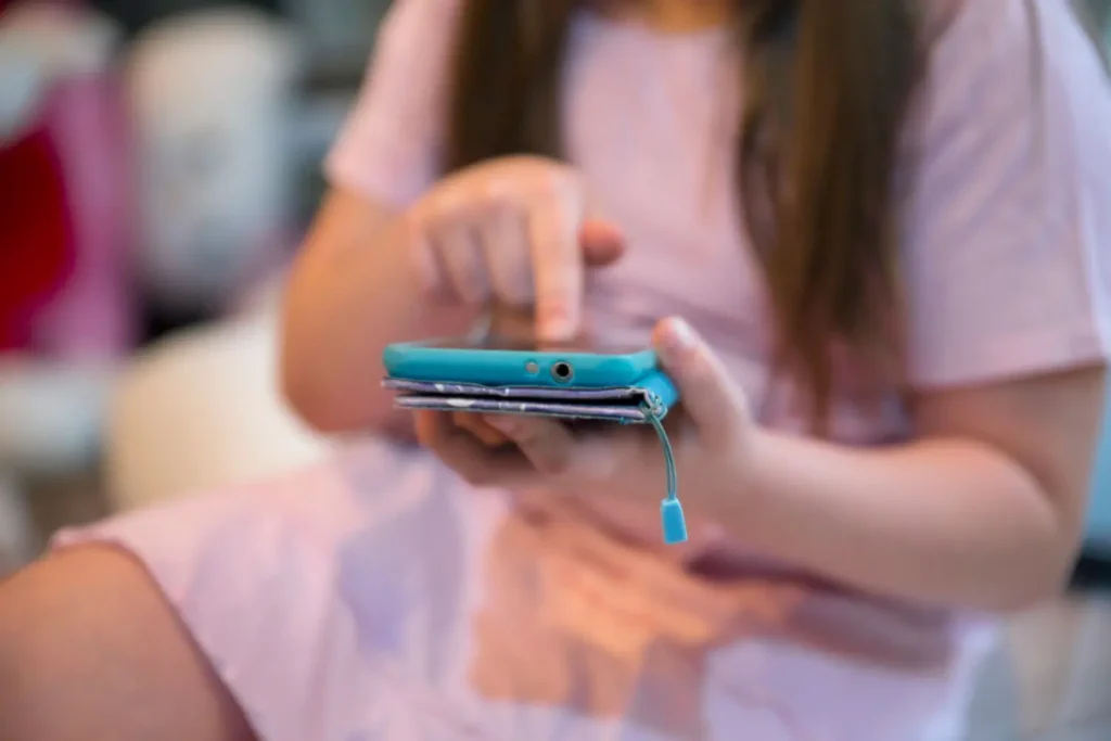 Proibição de celular na escola tem efeito surpreendente em alunos