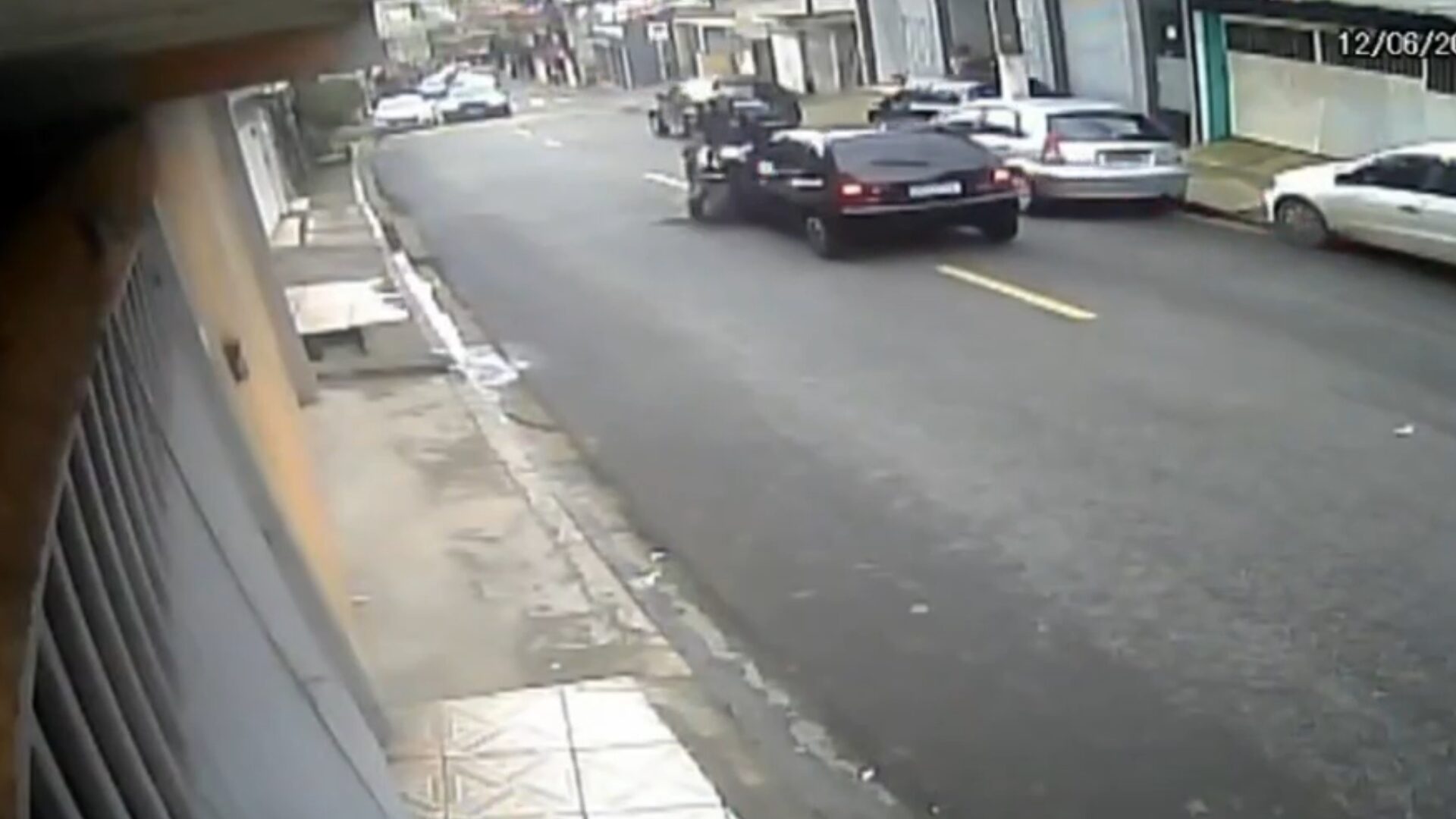 PM bate em carro e voa de moto em emocionante perseguição em SP