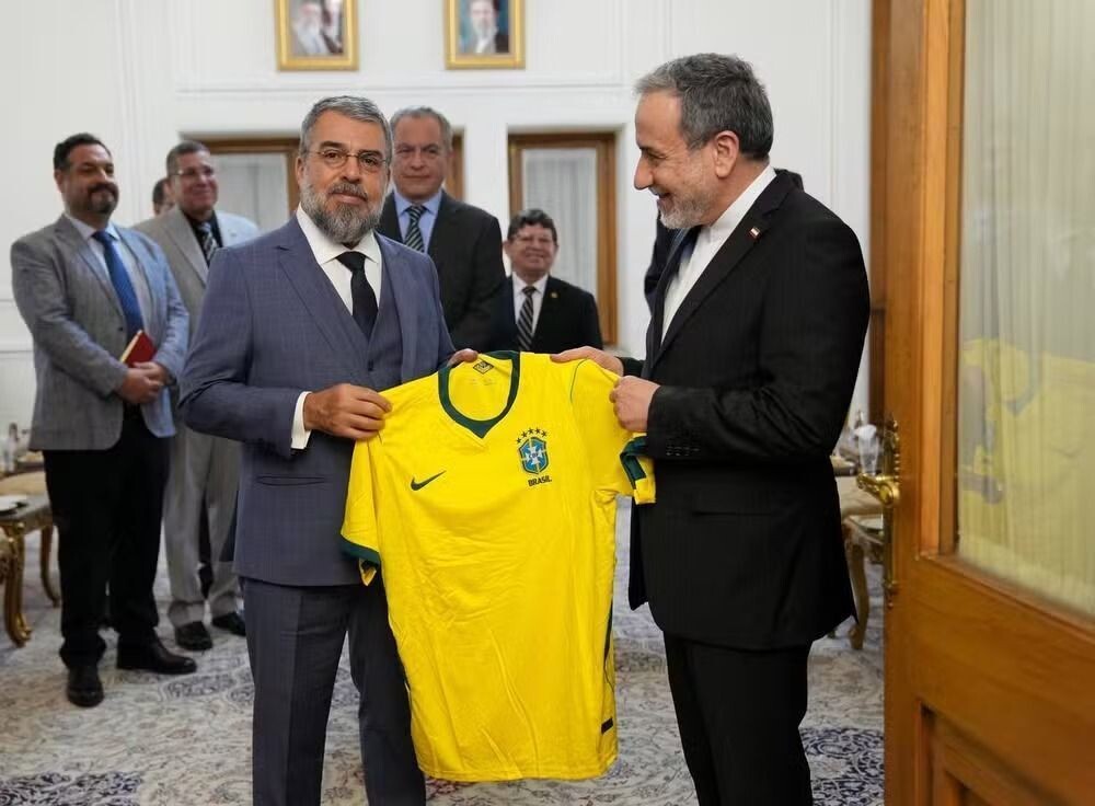 Embaixador do Brasil entrega camisa da Seleção a chanceler do Irã