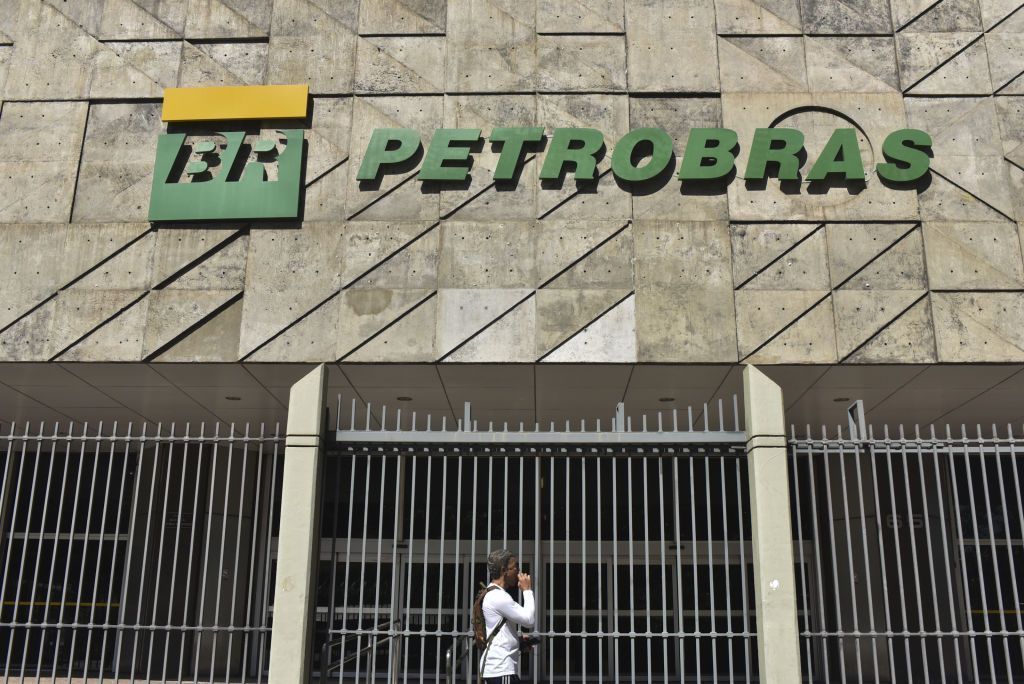 Justiça condena seis por corrupção na Petrobras e lavagem de dinheiro