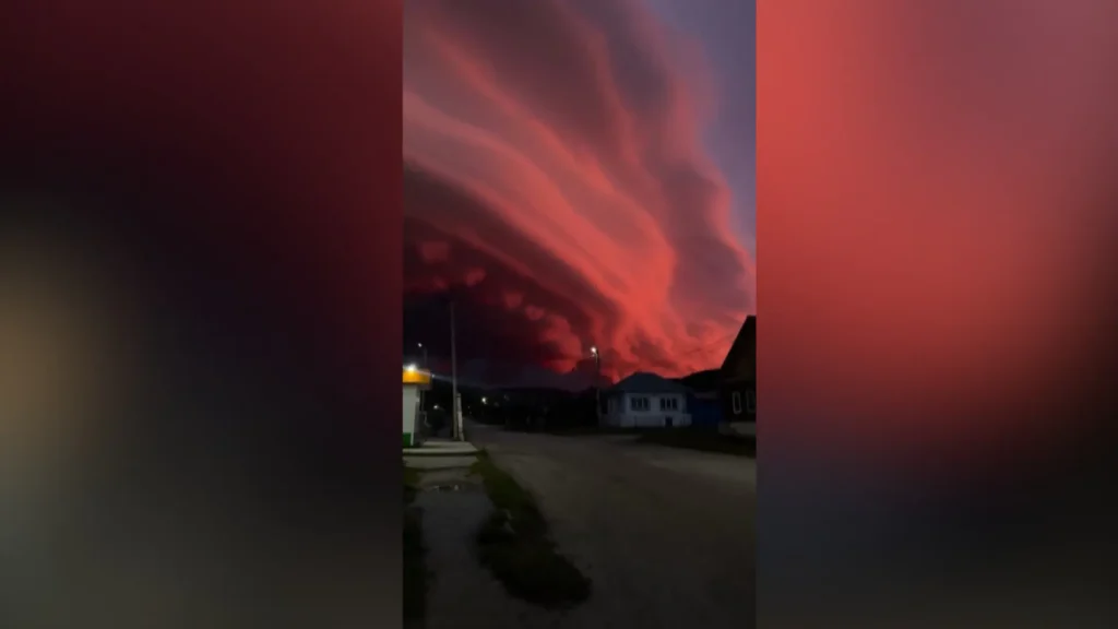 Grande nuvem vermelha aparece na Rússia após tempestade impressiona
