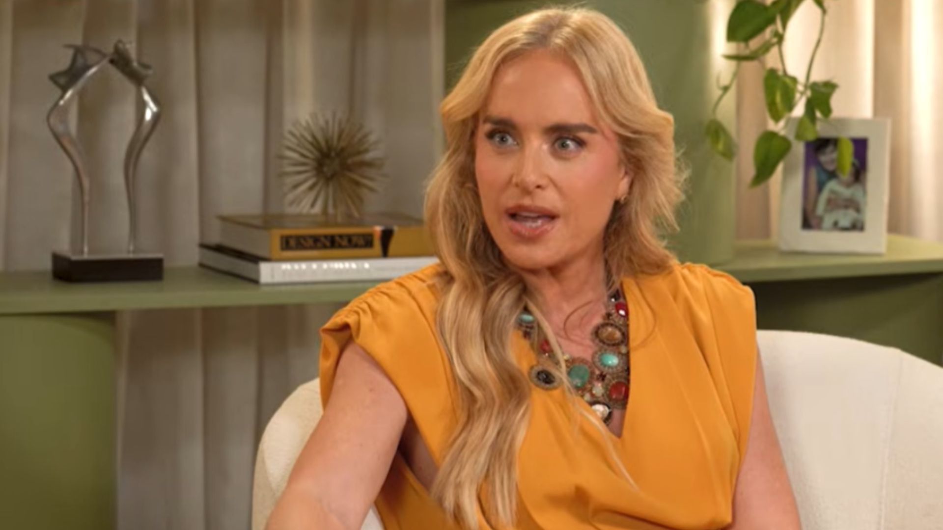 Angélica entrega bronca que levou do filho sobre vibrador