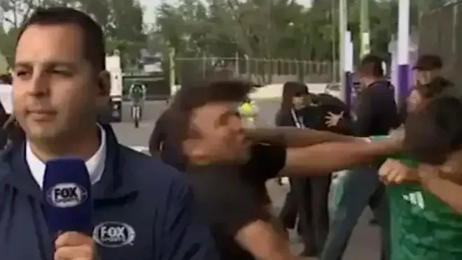 Mexicanos trocam socos ao vivo na TV após estreia da Copa