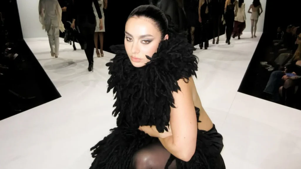 Charli XCX desabafa sobre saúde mental: Encontre apoio e força