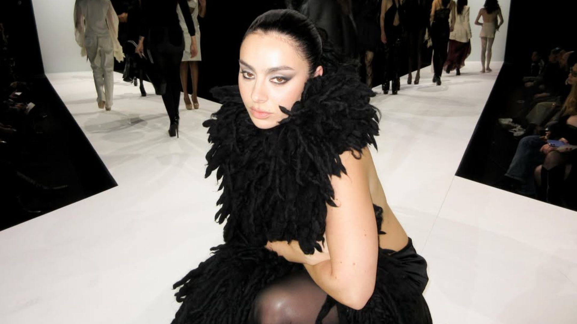 Charli XCX desabafa sobre saúde mental: Encontre apoio e força