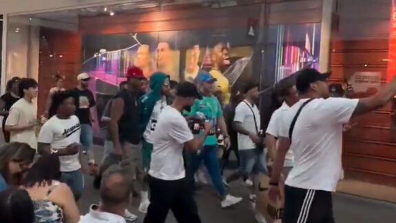 Sósia de Neymar engana torcedores em shopping nos EUA