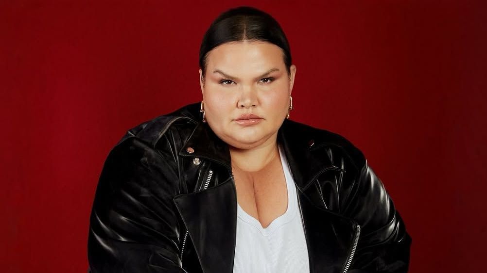 Thais Carla exibe antes e depois após perder 100 kg com sucesso.