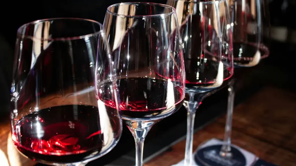 Polícia prende entregador de aplicativo após furto de vinhos
