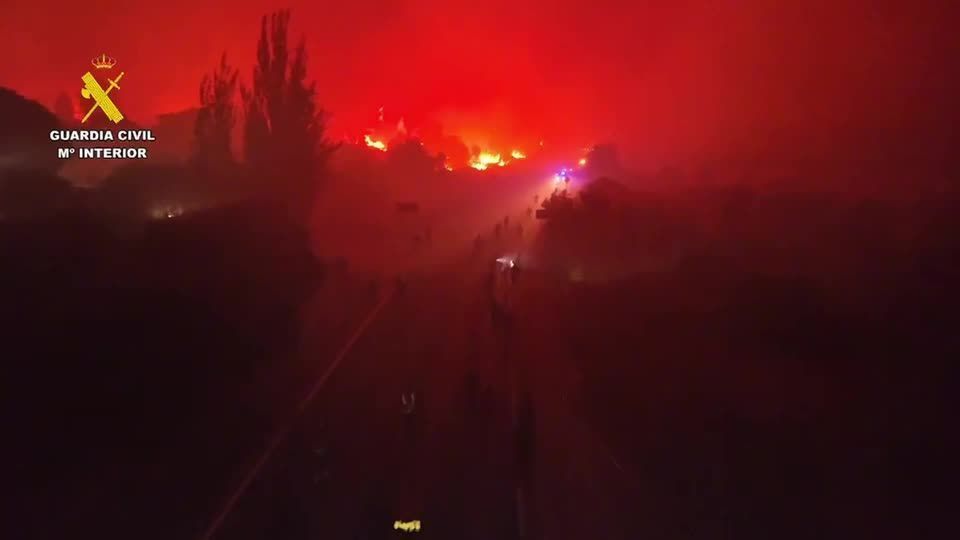 Vídeo de drone mostra incêndio se alastrando na Espanha com intensidade