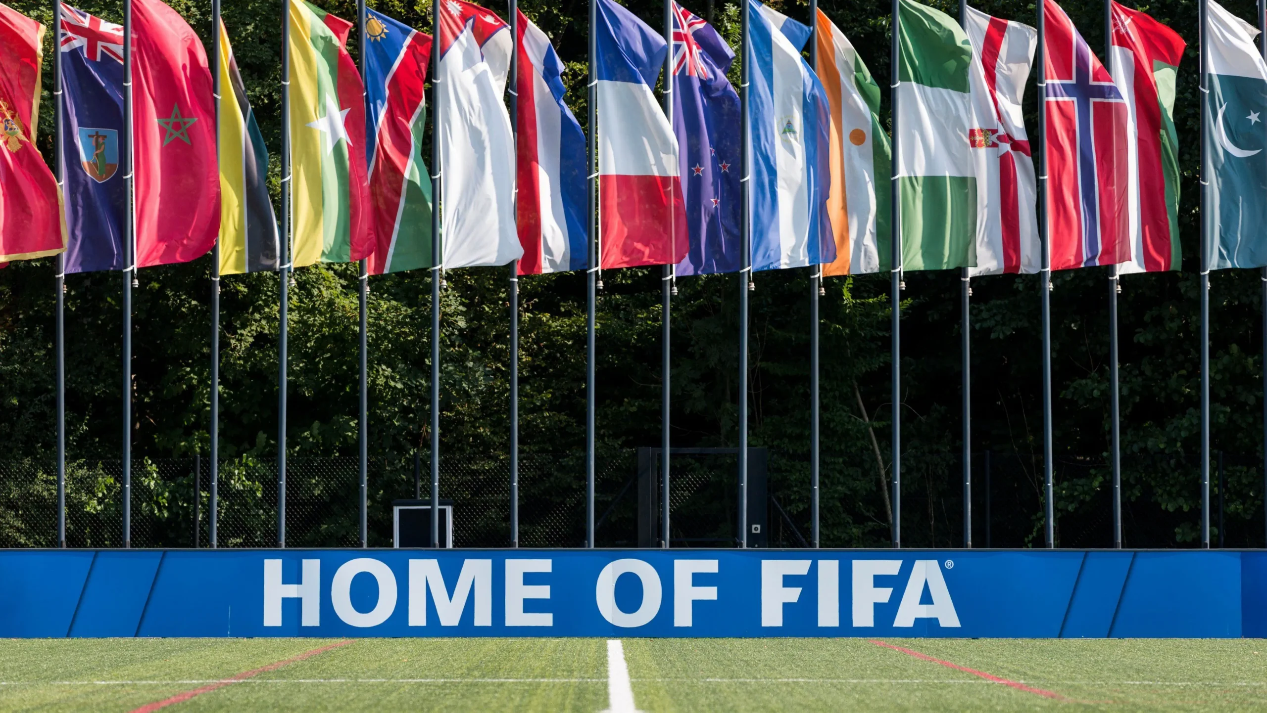 Copa à venda? O que a Fifa está fazendo com a UEFA?