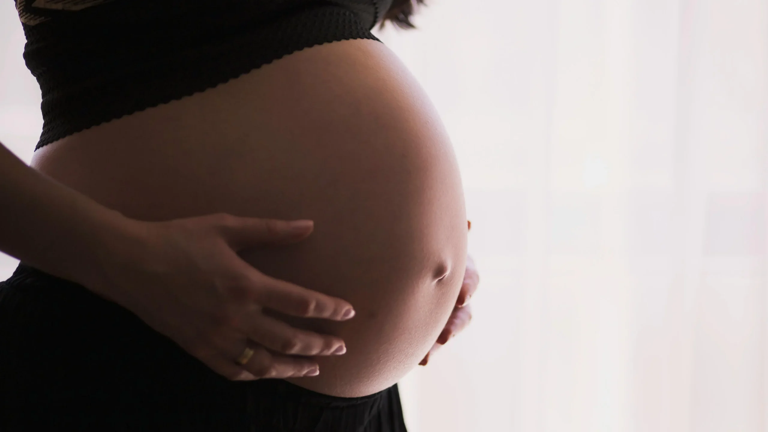 83% das mulheres que tiveram gravidez precoce perderam emprego – saiba como evitar