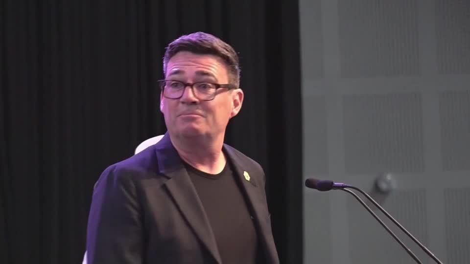 Andy Burnham se torna premiê e reestrutura o Reino Unido