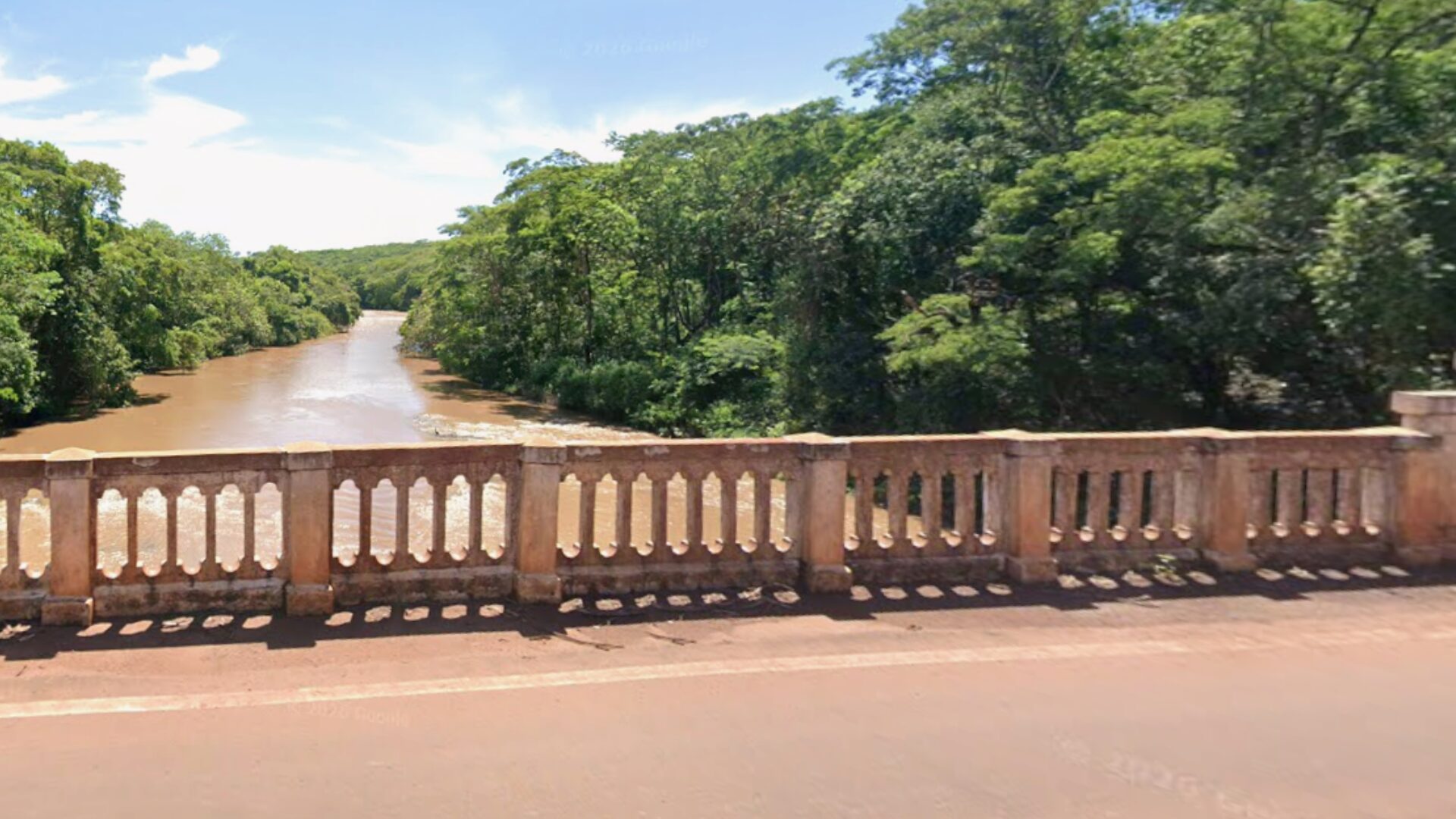 Mulher é jogada de ponte após ser tirada à força de boate