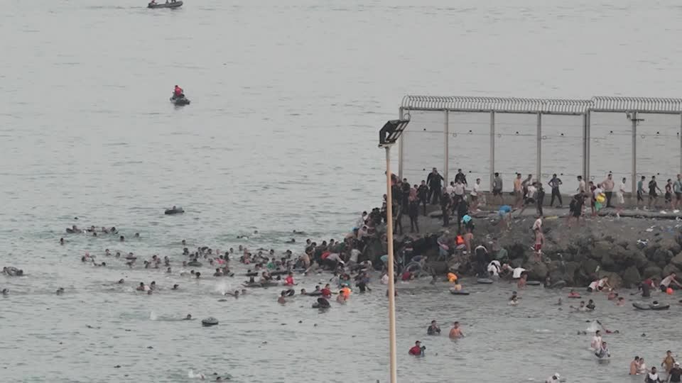 Travessia de migrantes é "violação" da soberania da Espanha