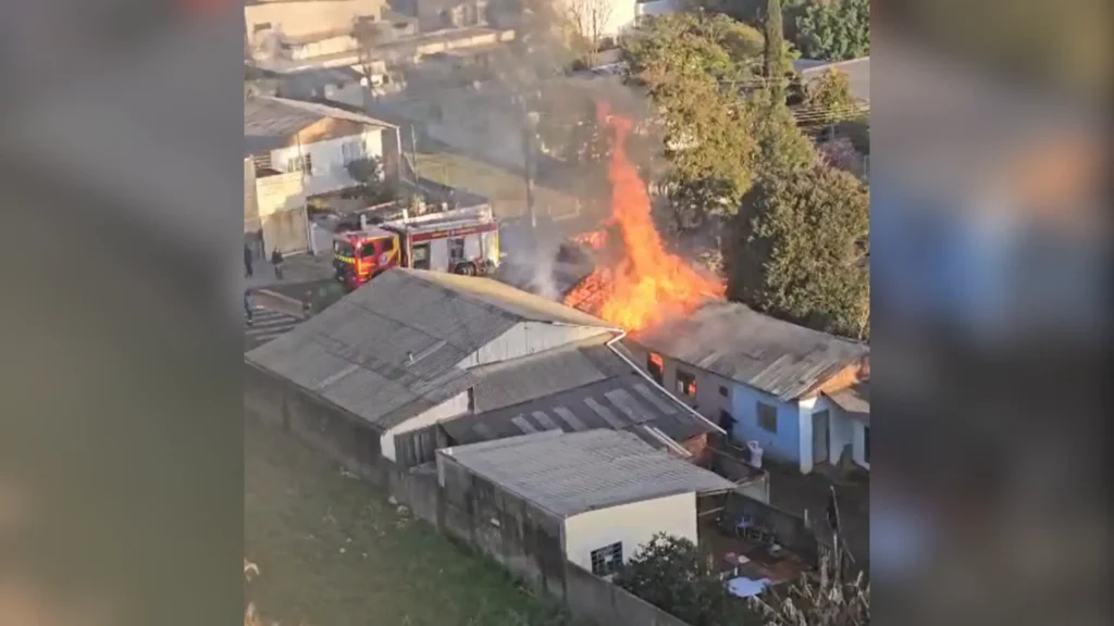 Vizinhos salvam homem de incêndio em casa no Paraná com bravura