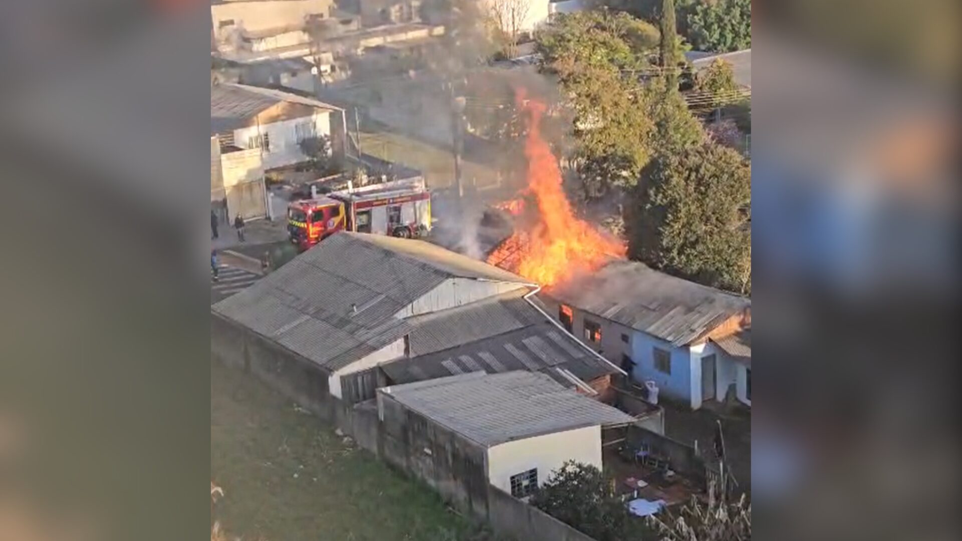 Vizinhos salvam homem de incêndio em casa no Paraná com bravura