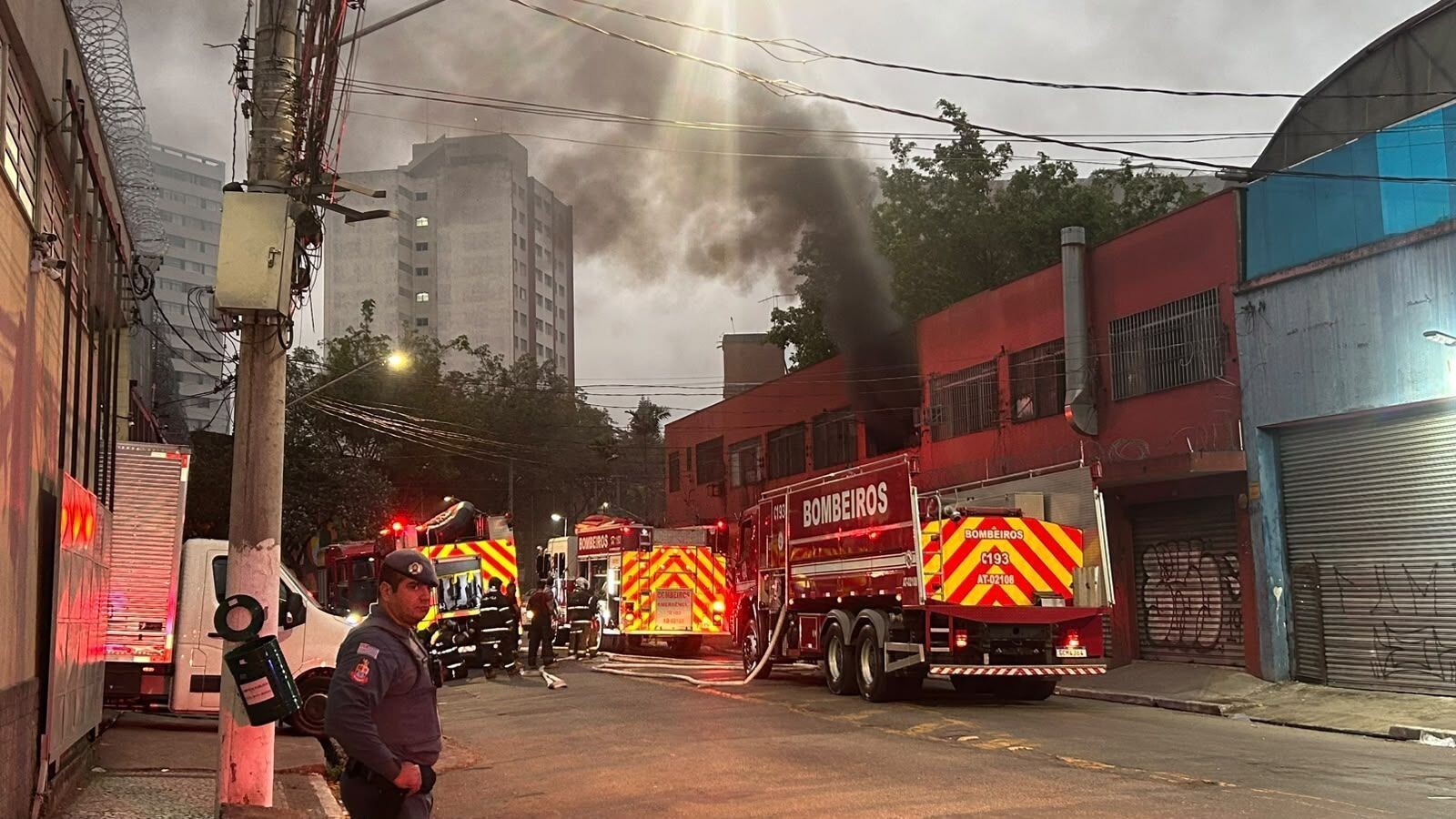 Incêndio atinge galpão no Bom Retiro e mobiliza equipe de resgate