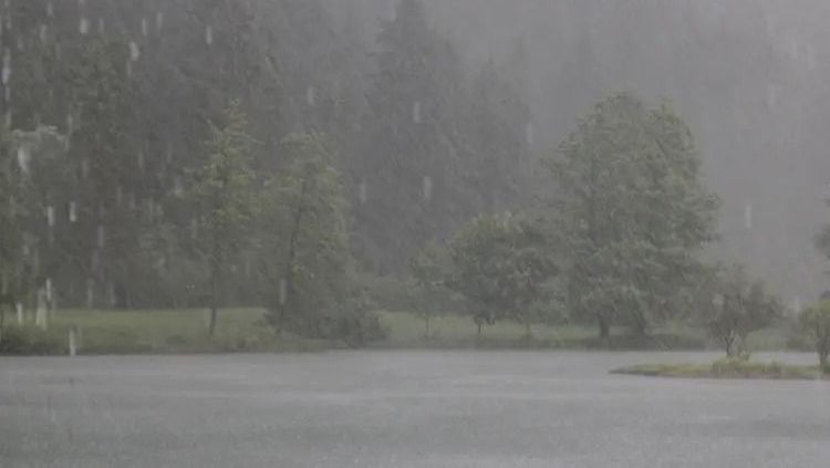 Chuva forte volta ao Sul e traz alívio para o calor interior