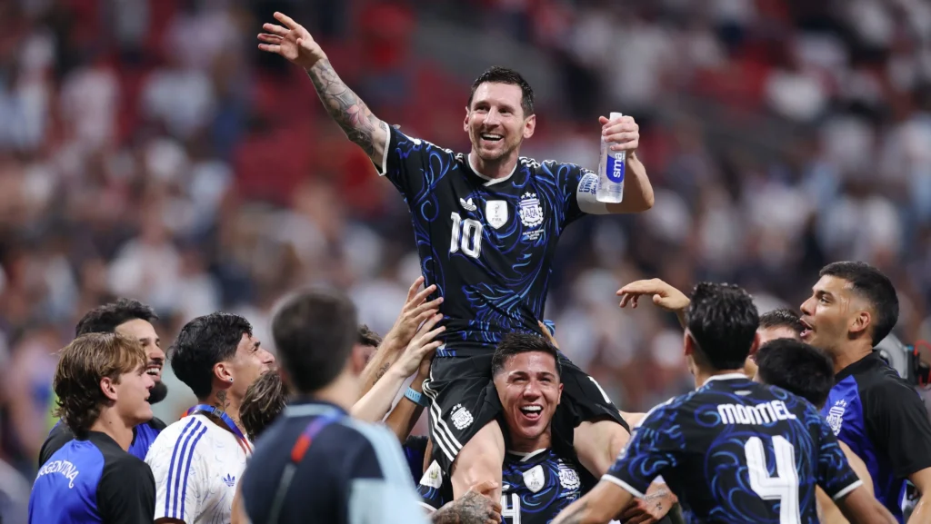 “Dinheiro dos argentinos não chega ao fim do mês” - Messi alerta