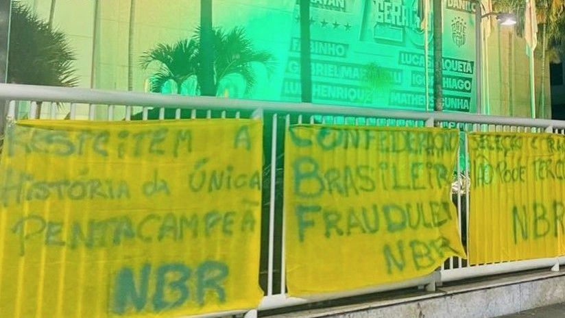 Sede da CBF é alvo de protesto após queda do Brasil na Copa
