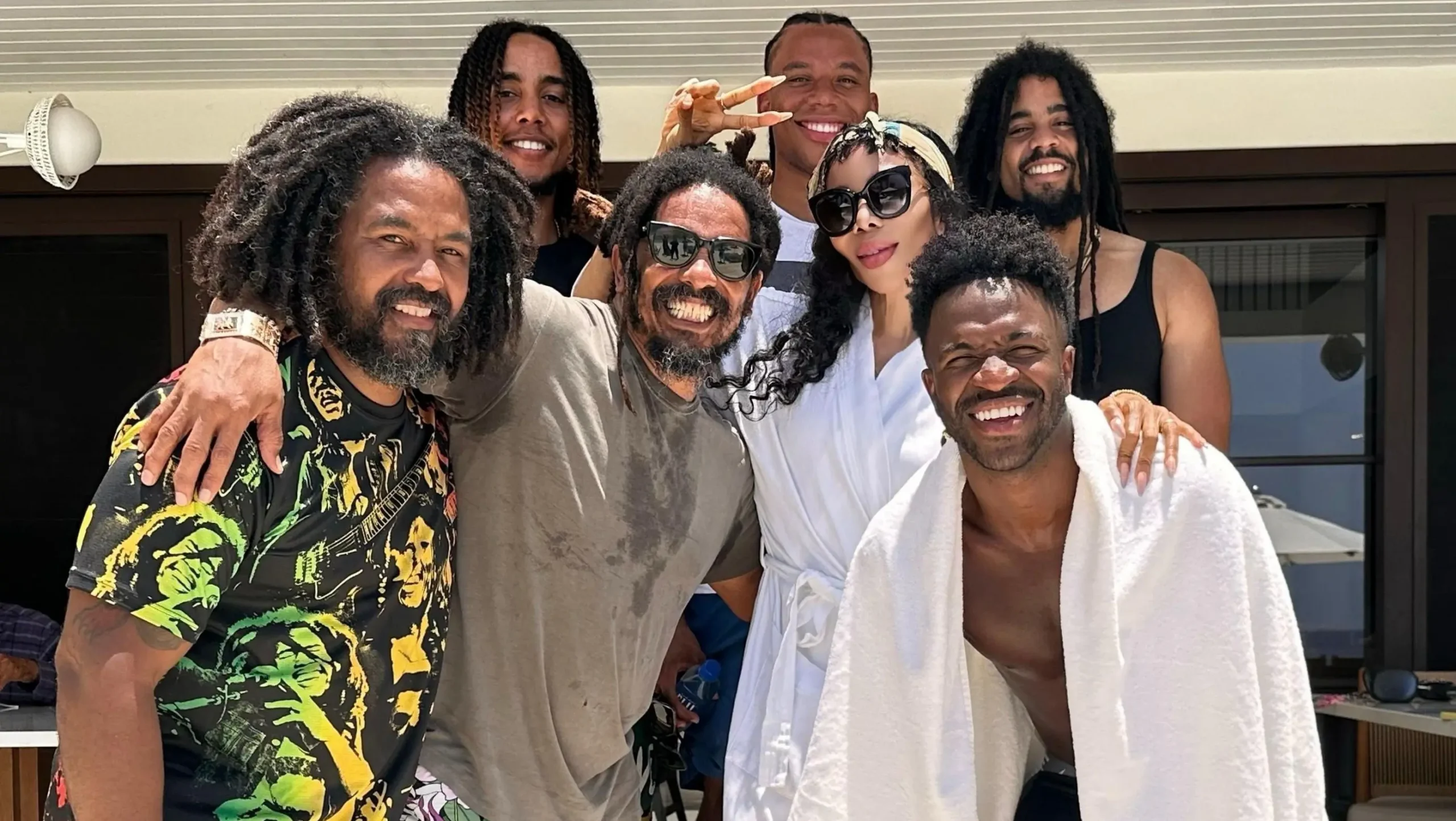 Vini Jr. encontra família de Bob Marley durante férias na Jamaica