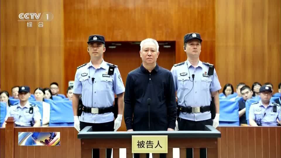 Fundador da Evergrande condenado à prisão perpétua na China