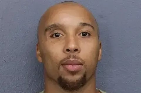 Ex-jogador da NFL é preso em ato sexual em shopping