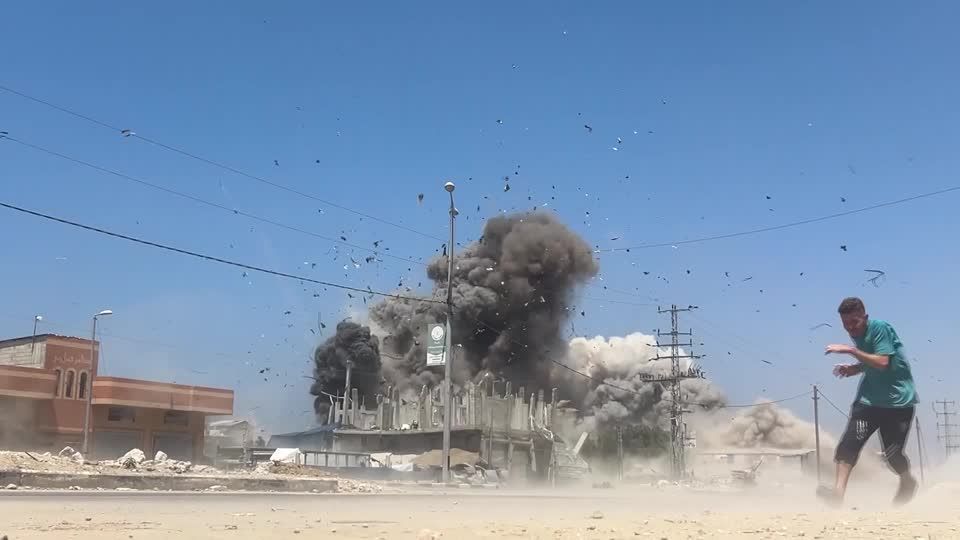 Vídeo mostra momento em que ataque aéreo israelense atinge Gaza