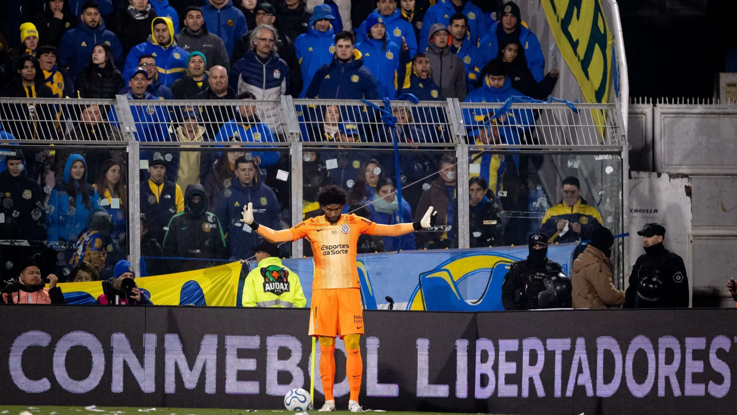 Rosario Central rebate Hugo Souza e defende os torcedores contra racismo