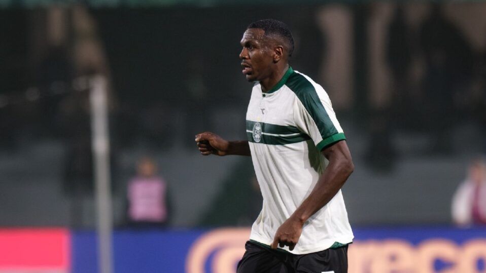 Zagueiro do Coritiba joga contra São Paulo após queda decisiva