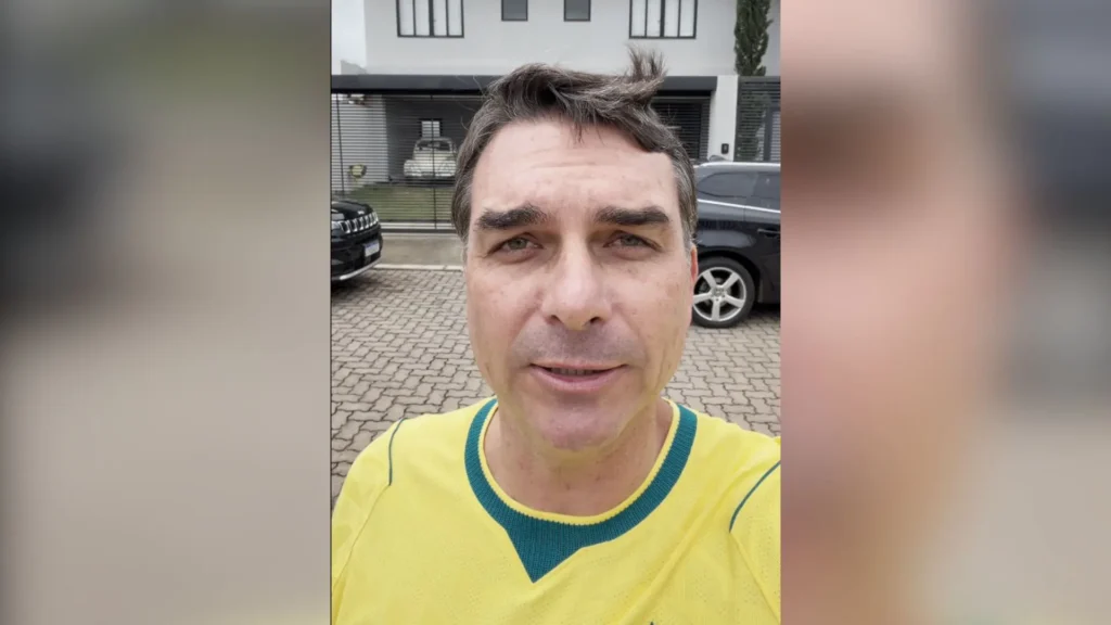 Flávio come pão com leite condensado e fala sobre Bolsonaro