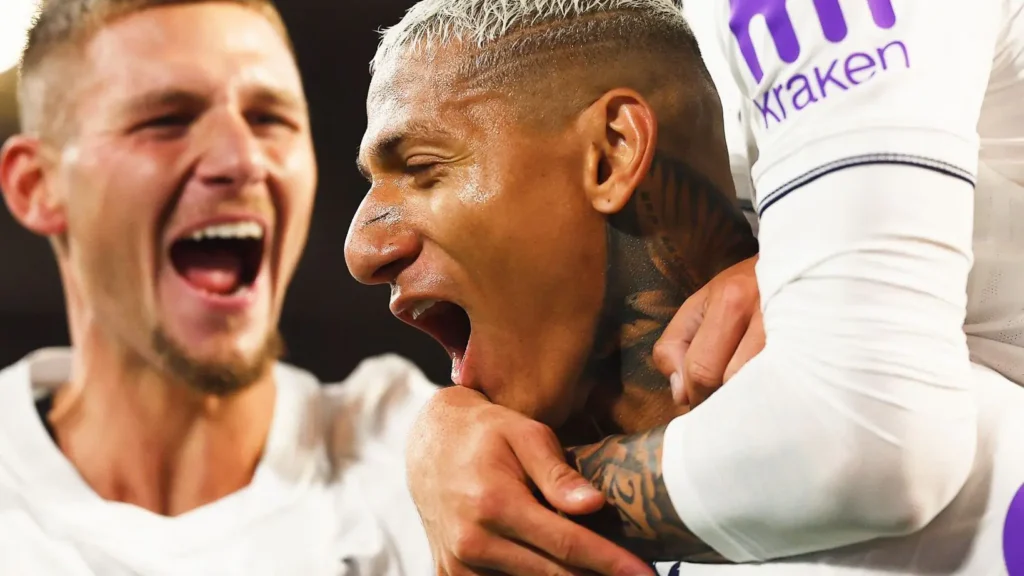 Estêvão marca, mas Richarlison decide e garante vitória do Tottenham