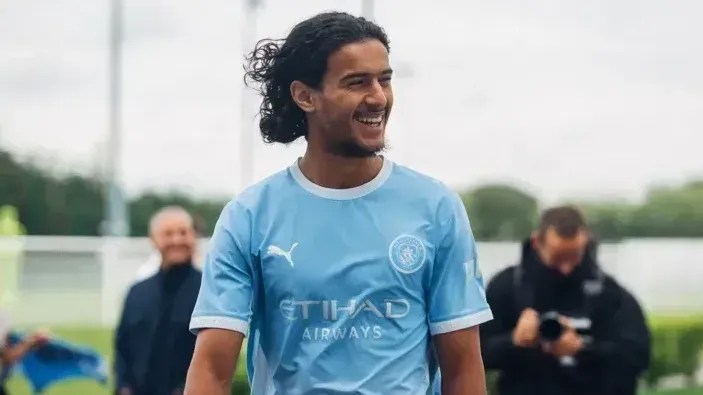 Manchester City anuncia o meia Bouaddi, promessa do futebol