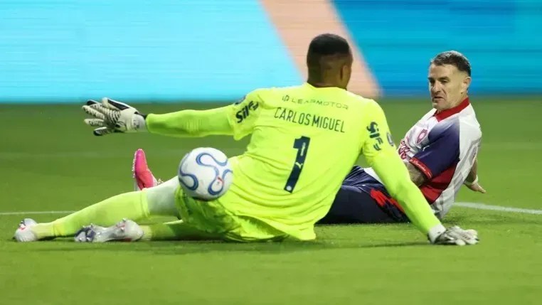 Carlos Miguel acumula falhas, mas confiança cresce no Palmeiras