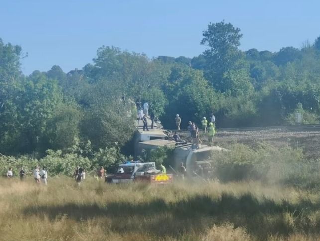 Trem de passageiros descarrila no sul da Inglaterra: atualizações importantes
