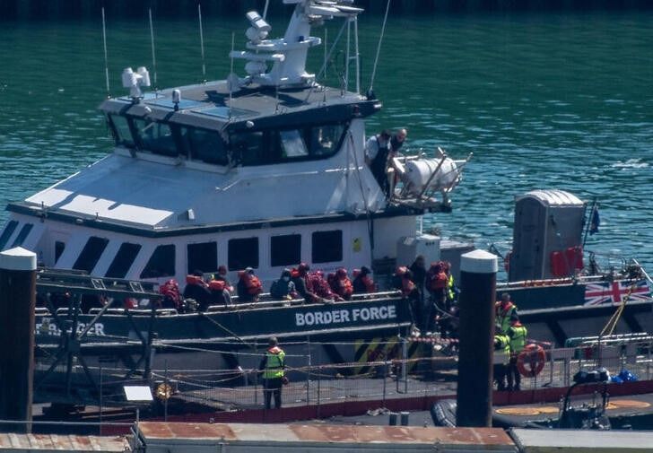 Guarda Francesa resgata 157 migrantes de barco em chamas