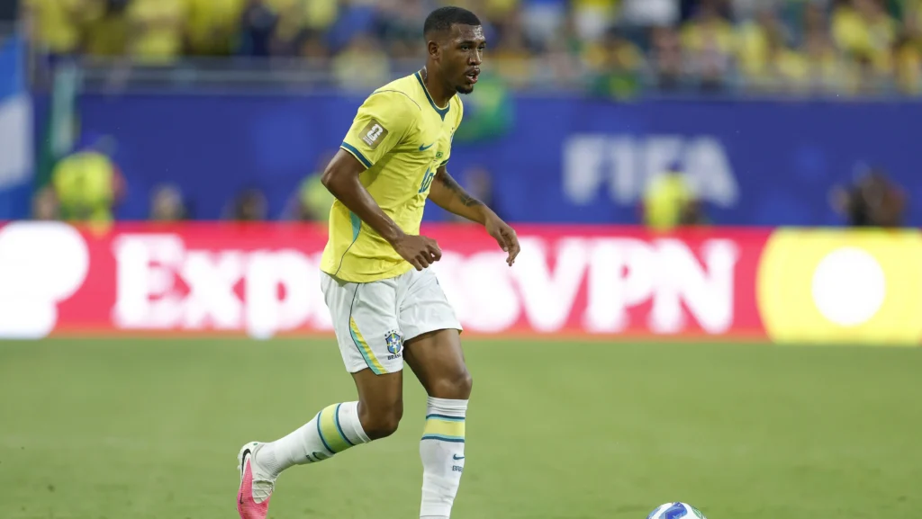 Liverpool monitora Rayan, da Seleção Brasileira, para reforço