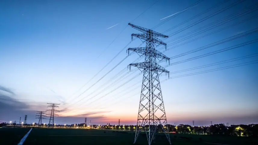 Torres de transmissão de energia ao entardecer