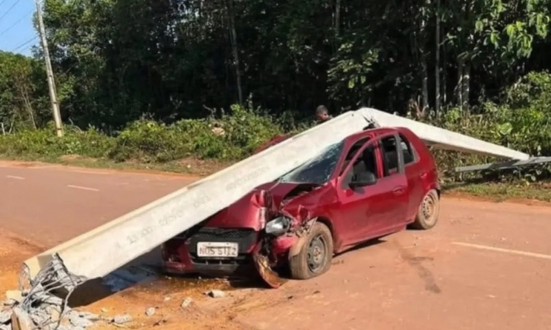 Carro atingido por poste em Presidente Figueiredo