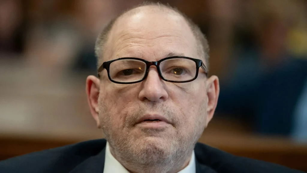 Harvey Weinstein é condenado a 15 anos por crimes sexuais.