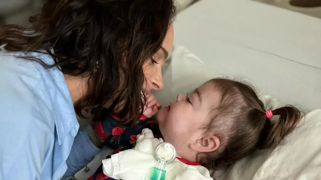 Esposa de Juliano Cazarré atualiza situação da filha internada