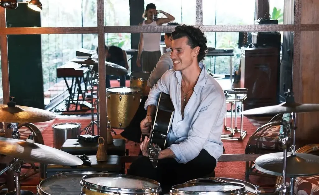 Shawn Mendes surge em estúdio no Brasil e fãs aguardam novidades
