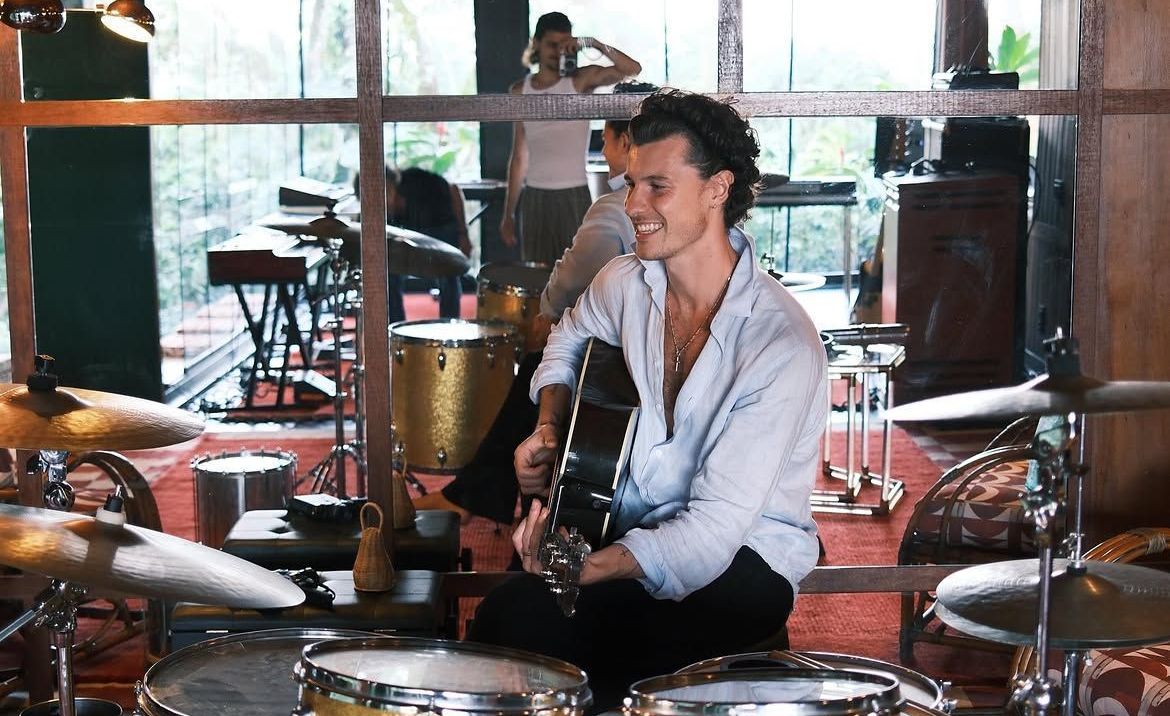 Shawn Mendes surge em estúdio no Brasil e fãs aguardam novidades