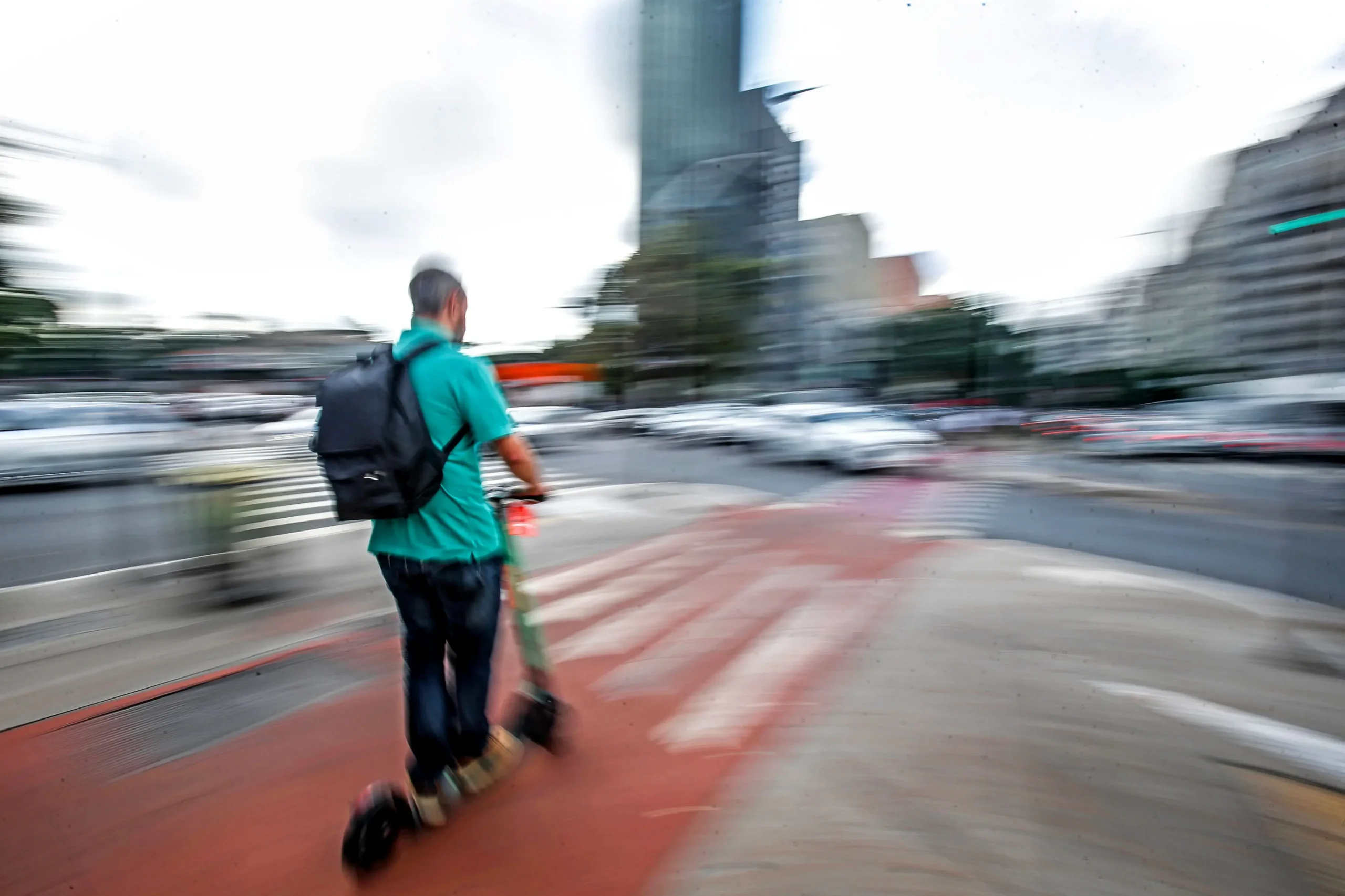 CET começa a fiscalizar bicicletas elétricas e patinetes em SP